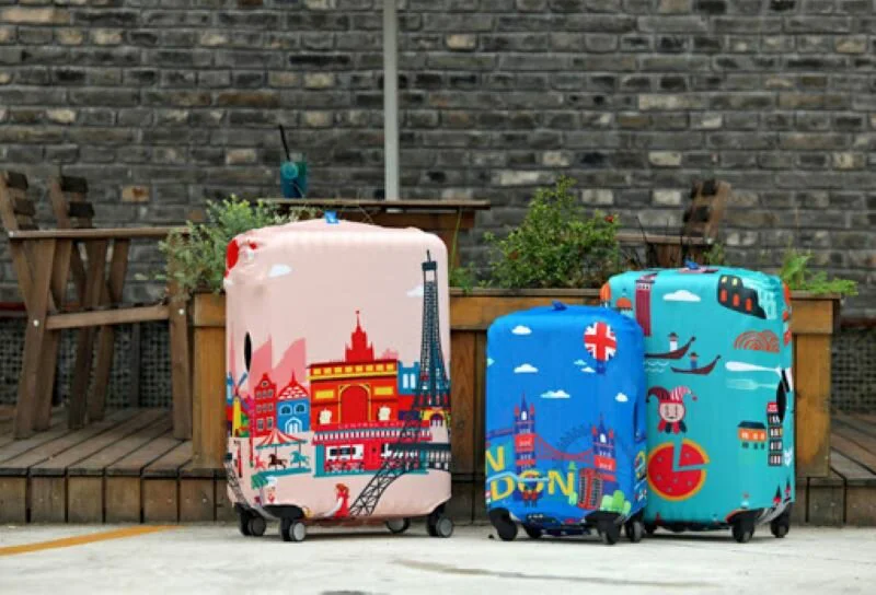 3 chiếc vali được bọc túi bọc vali họa tiết độc đáo, nổi bật