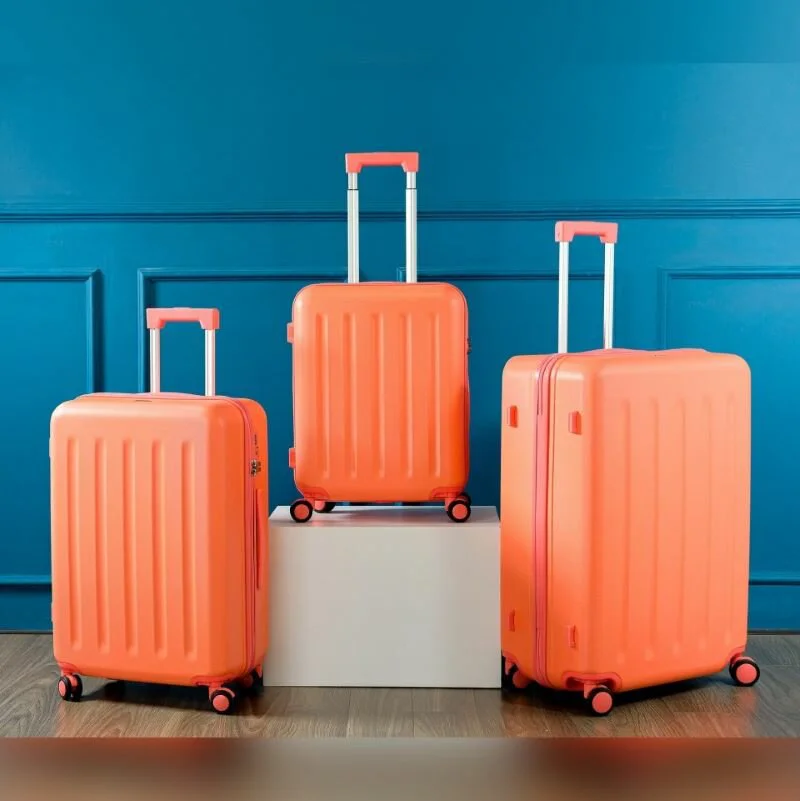 3 chiếc vali màu cam với 3 kích thước khác nhau